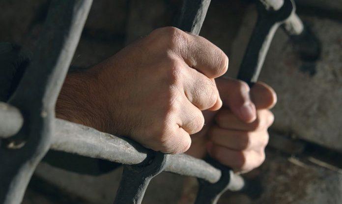 Від штрафу до тюремного ув’язнення за плювок на вулиці