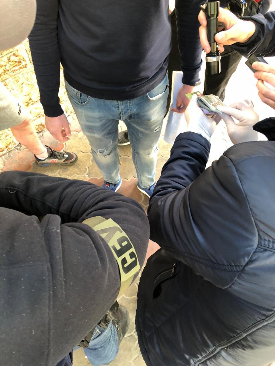 На хабарі затримали чиновника Рівненської міськради