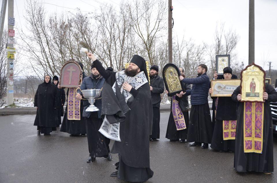 Хресну ходу скасували, натомість закликали вірян до посиленої молитви (ВІДЕО)