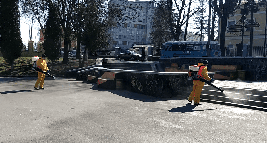 Рівненські комунальники знезаражують місця громадського відпочинку (ВІДЕО)