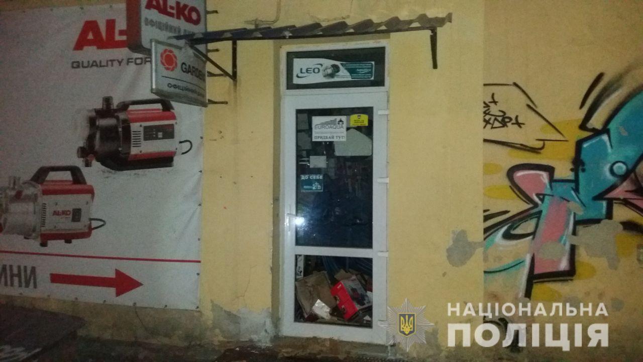 У Рівному чоловік грабував магазин сантехніки
