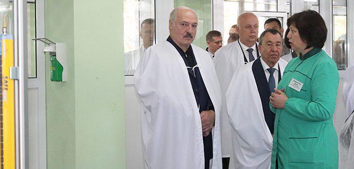 Ні хокей, ні трактор не допомогли Лукашенкові в боротьбі з коронавірусом