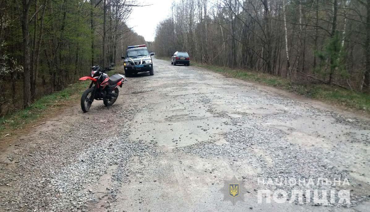 На Рівненщині мотоцикл впав на узбіччя: водій та пасажир травмувалися