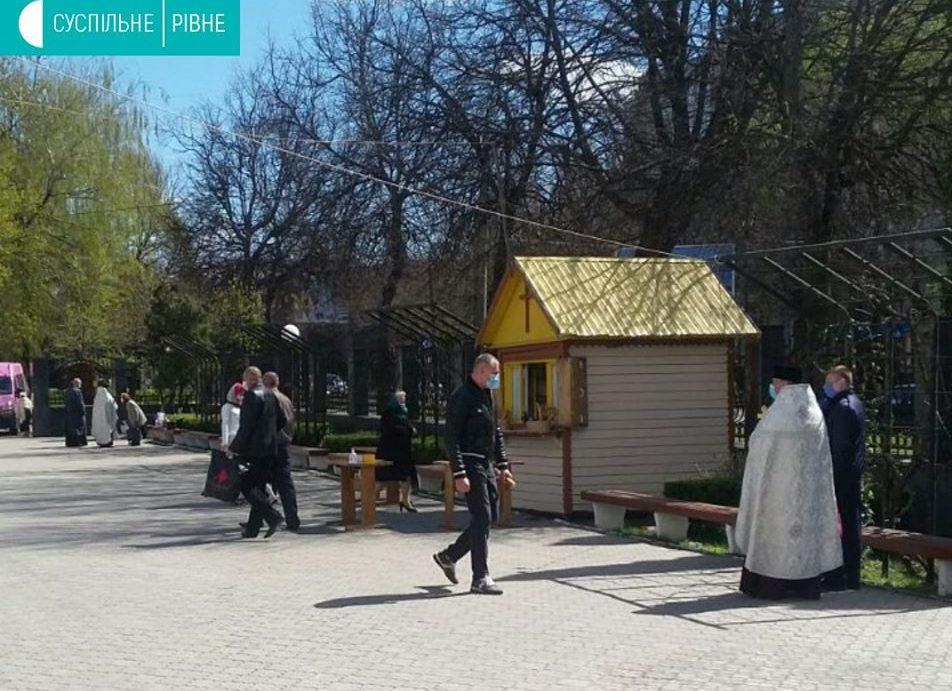 У Рівному освячують великодні кошики