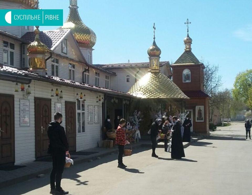 У Рівному освячують великодні кошики