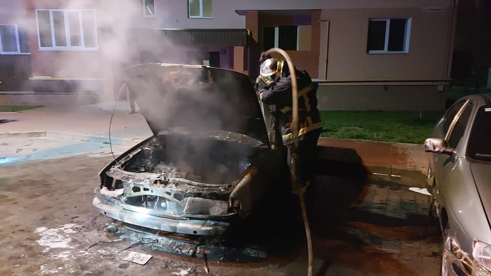 У Рівному вночі палав автомобіль