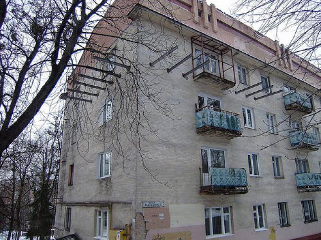 Мешканці пˊятиповерхівки в Рівному бояться руйнування будинку через незаконну реконструкцію