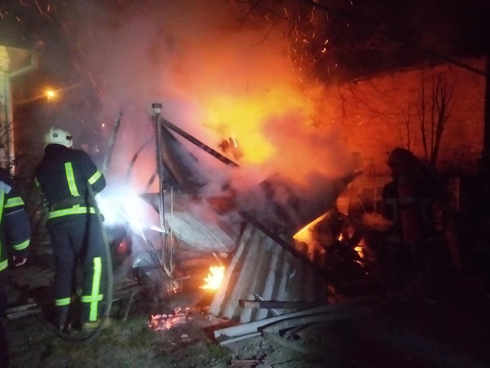 У Рівному згоріла дерев’яна господарська будівля