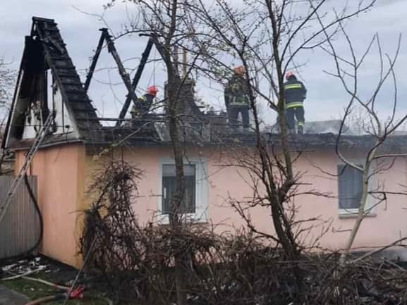 На Рівненщині пожежа у приватному господарстві знищила дах