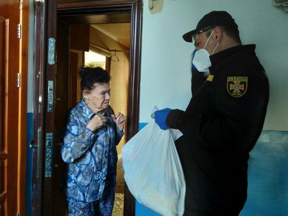 Люди похилого віку отримали продуктові пакети
