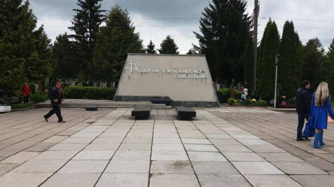 Рівненські кладовища у неділю охоронятиме поліція