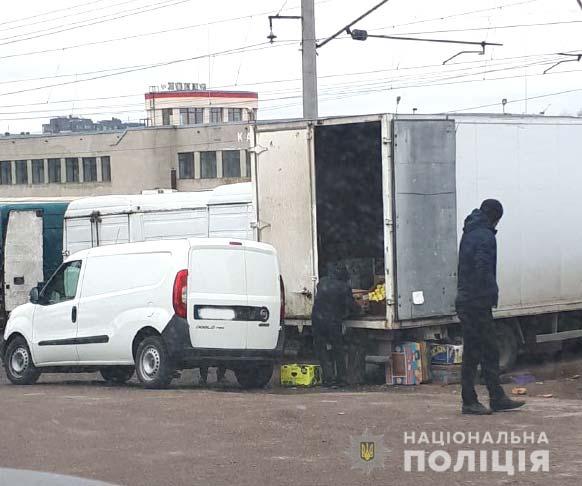 Карантин не для всіх: у Рівному підприємець торгував із автомобіля