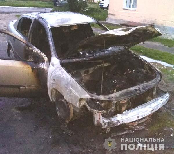 Встановлюються особи, які у Здолбунові підпалили авто підприємця