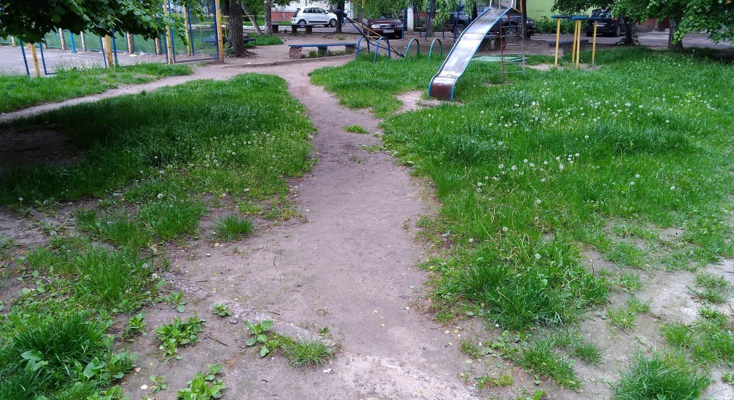 Рівняни та депутат разом працюють над реконструкцією двору на Фабричній