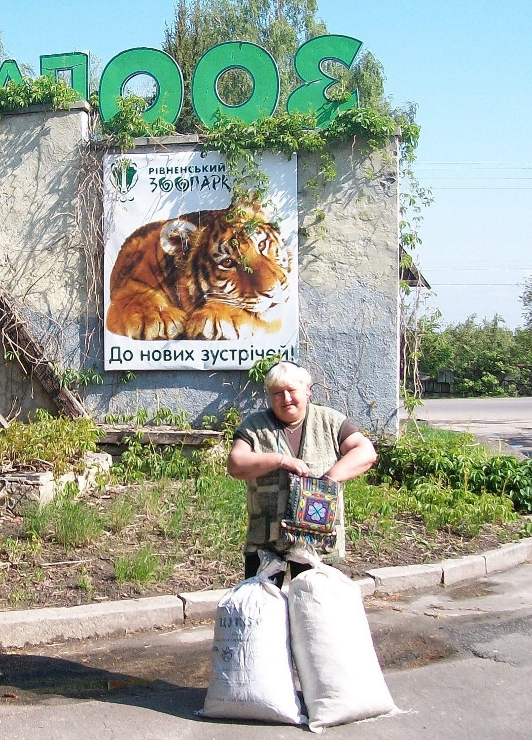 Скошену траву пожертвували Рівненському зоопарку
