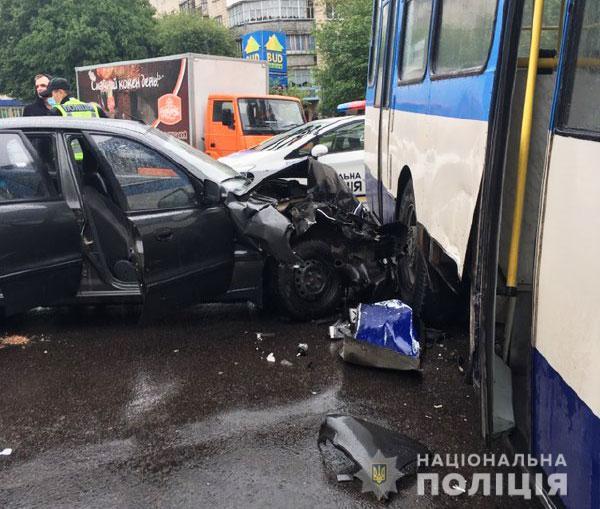 Рівняни постраждали внаслідок ДТП з тролейбусом