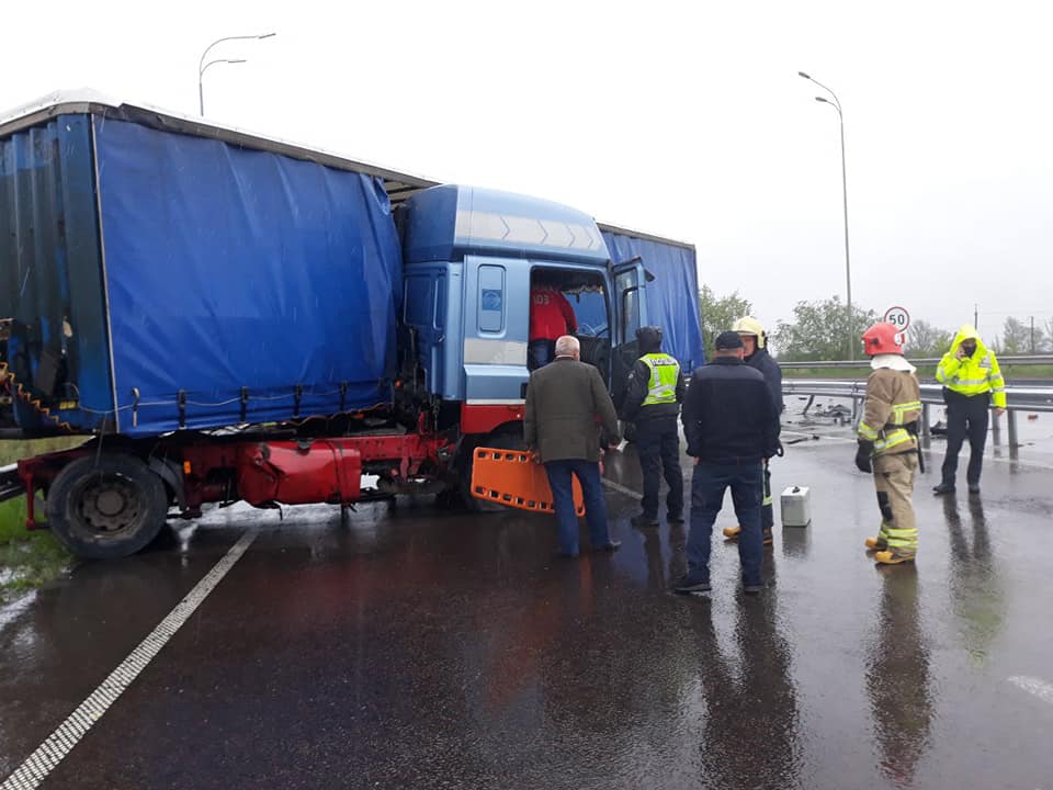 На Дубенщині вантажівка в‘їхала у відбійник: водія затисло