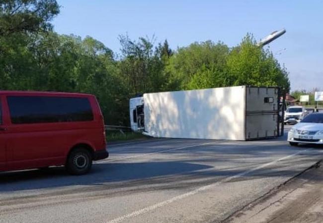 Біля Дубно перевернулася вантажівка