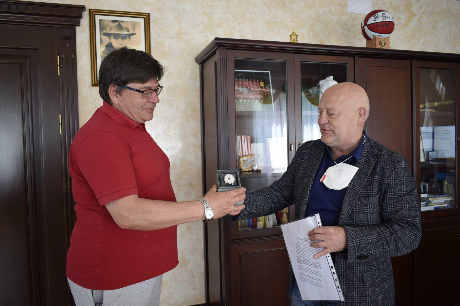 Рівненська облрада відзначила відомого тренера зі стрільби з лука