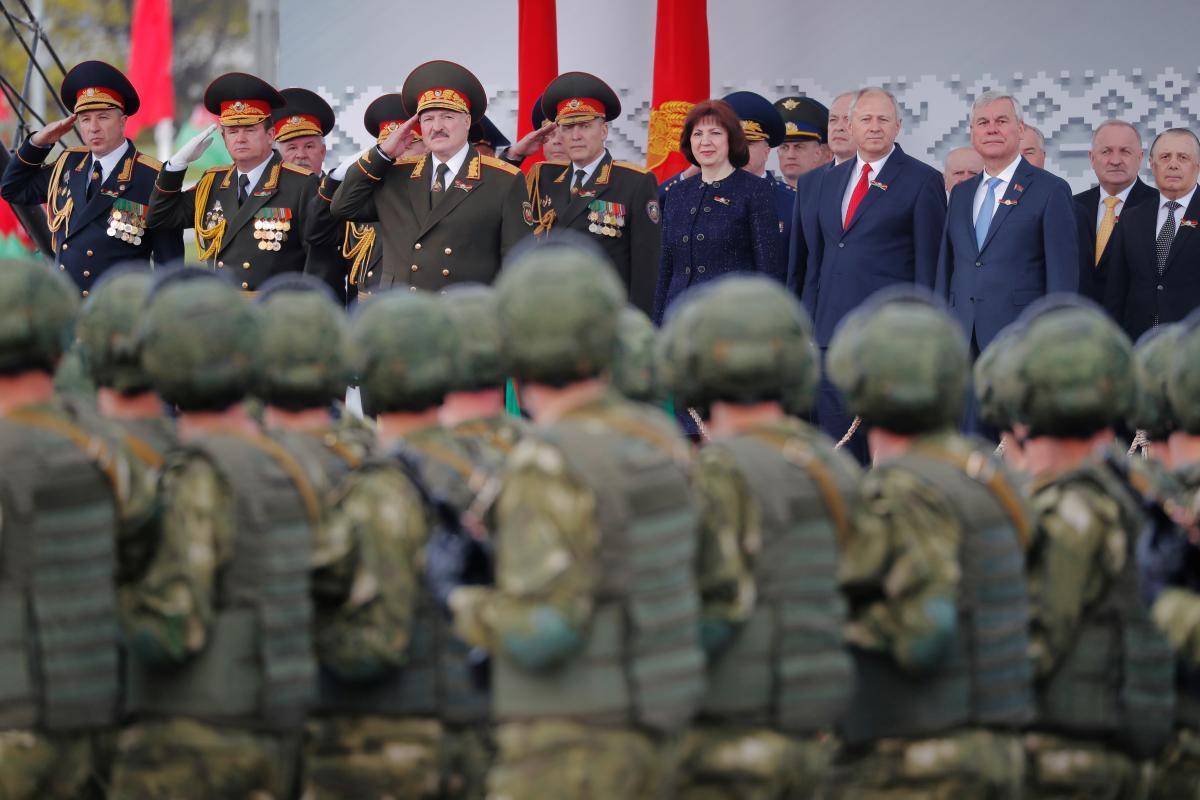 У Мінську, попри пандемію, відбувся військовий парад
