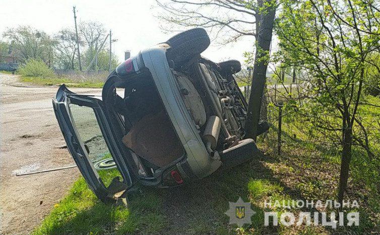 Рівнянка напідпитку в Тучині перекинула автівку та пошкодила опору
