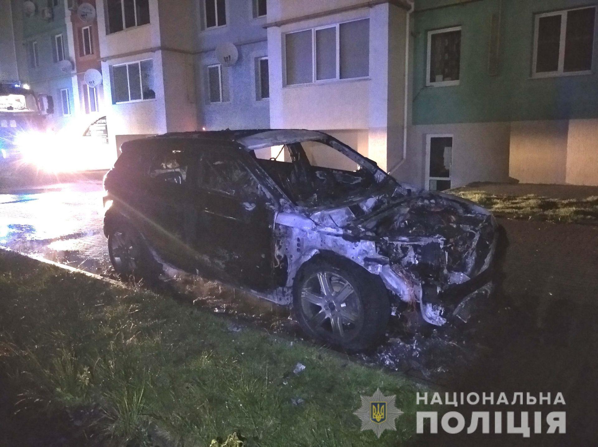Поліцейські розслідують підпал у Рівному позашляховика (ВІДЕО)