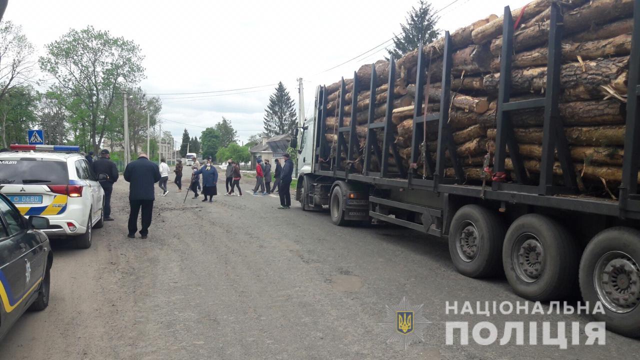 На Дубенщині жителі села Плоска перекрили дорогу