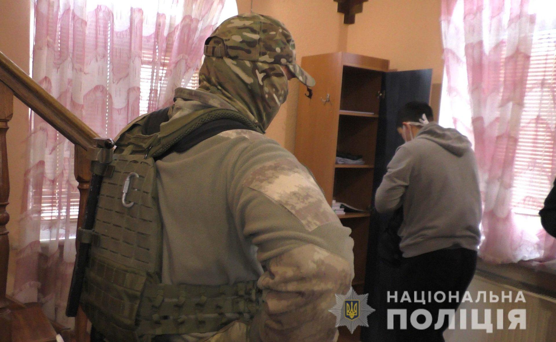 Правоохоронці Рівненщини викрили злочинну групу, яка незаконно утримувала та катувала людей (ВІДЕО)