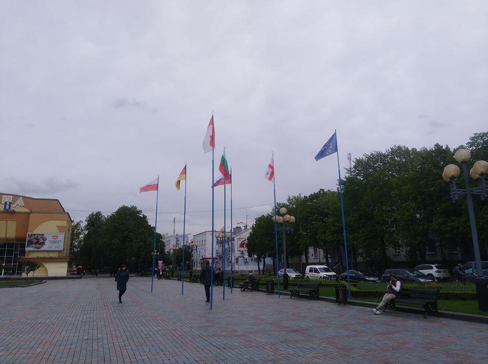 У Рівному на Майдані майорять прапори Європи