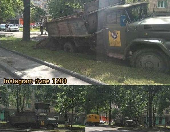 В Рівному автомобіль «Рівнеоблводоканалу» провалився в ґрунт