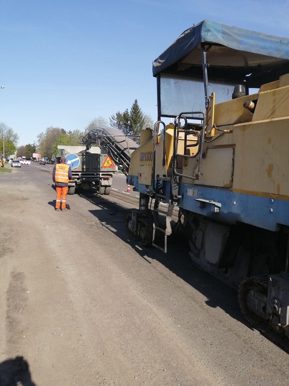 Дорожники Рівного взялися за поточні ремонти