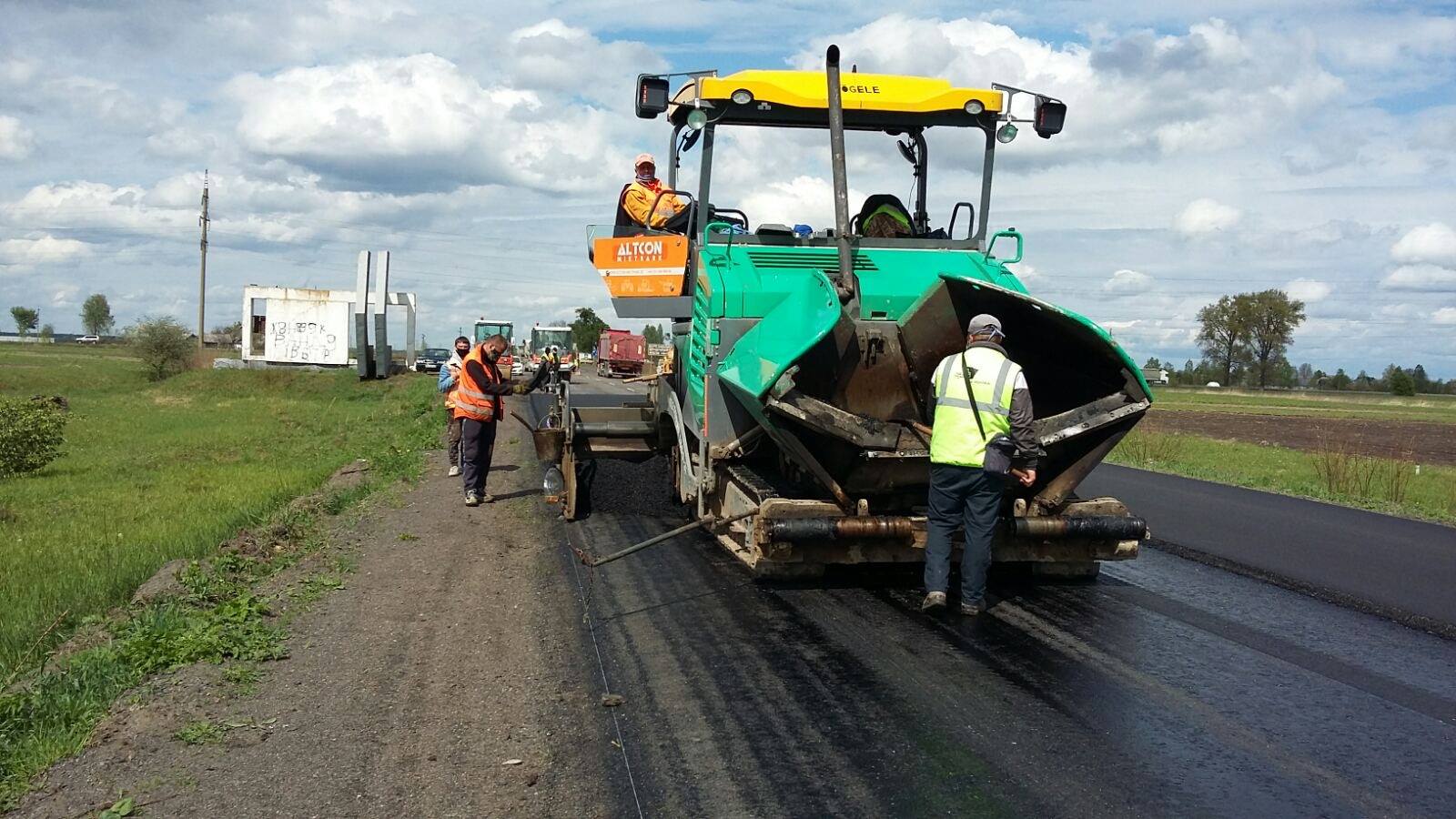 На Сарненській трасі ремонтують 33 кілометри дороги