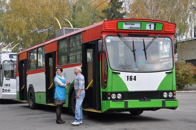 У Рівному пом’якшили обмеження в роботі транспорту, а торговцям – відмовили