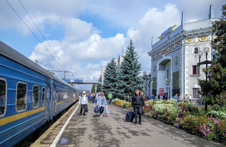 Потяги на Рівненщині будуть зупинятися лише для висадки пасажирів