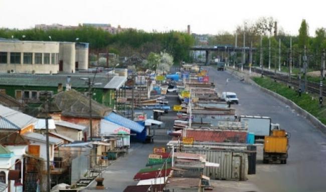 Базари та торгові центри в Рівному поки не закриватимуть