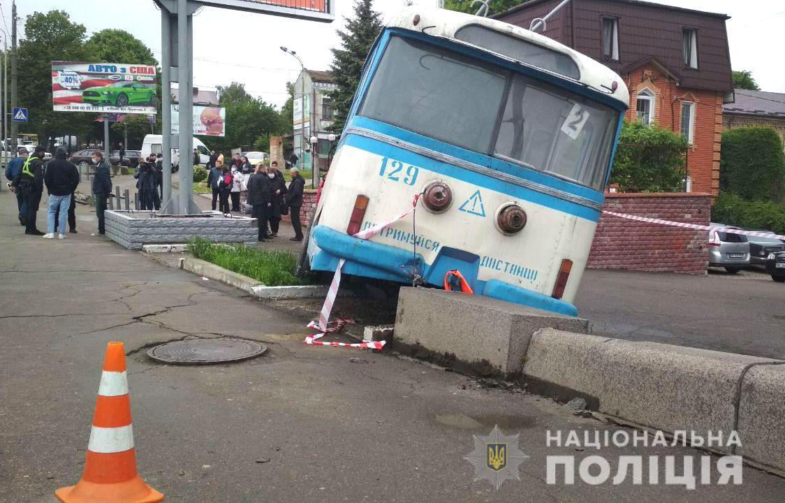 Рівненські поліцейські розслідують ДТП за участю тролейбуса