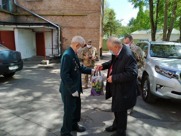 95-річного ветерана привітали з Днем пам’яті та перемоги 95-річного ветерана привітали з Днем пам’яті та перемоги