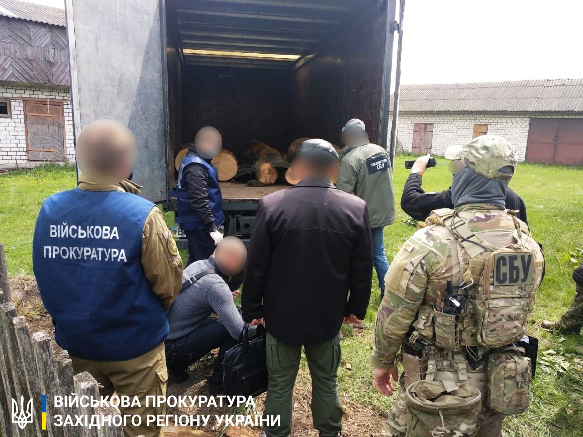 На Рівненщині затримано прикордонника на незаконній вирубці дерев та отриманні неправомірної вигоди