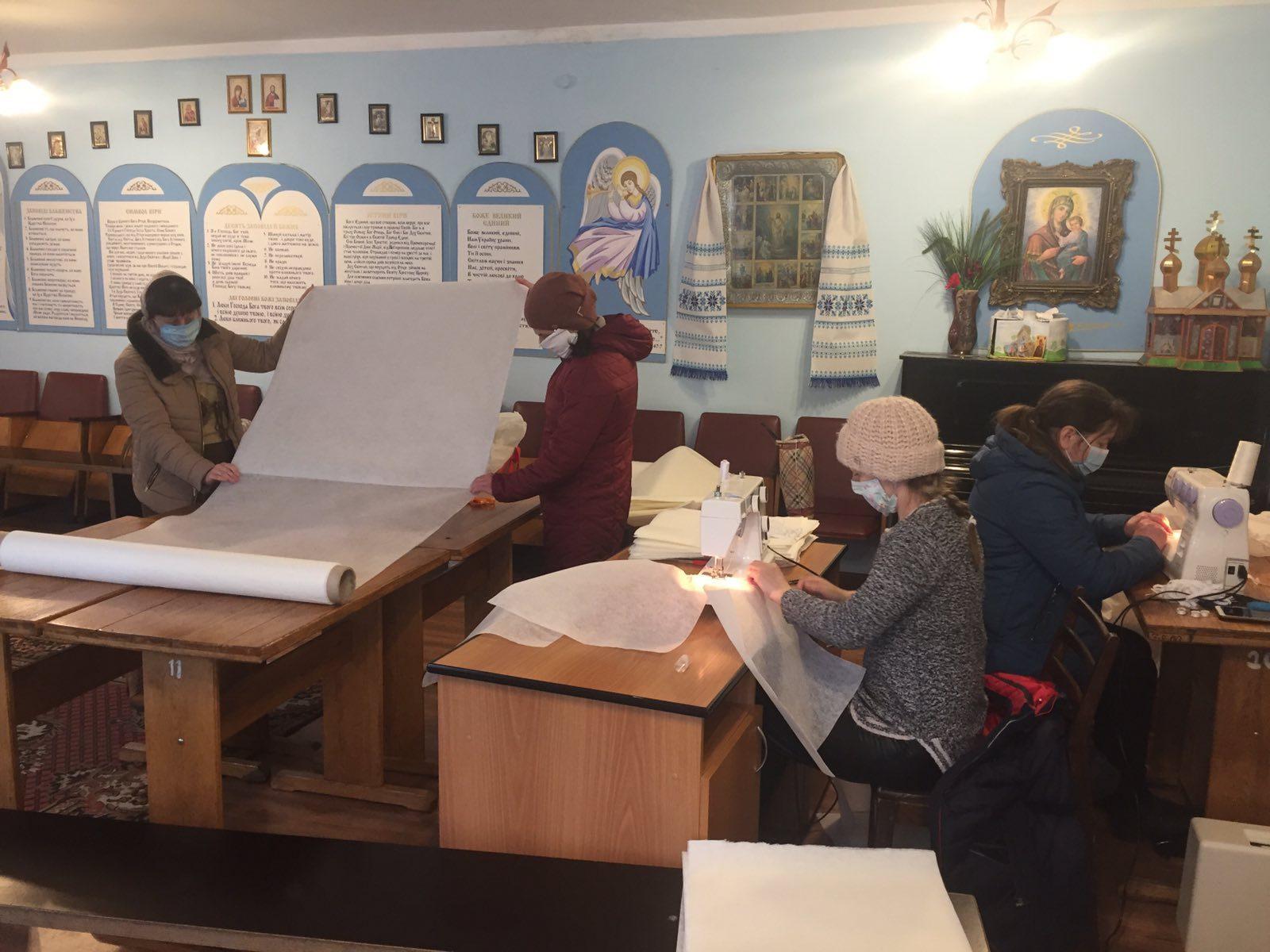 У Рівному вчителі, батьки та учні Недільної школи виготовляють засоби захисту для медиків