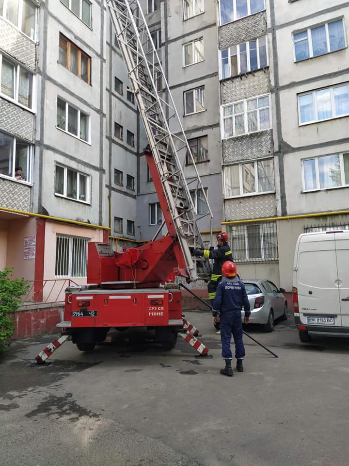 У Рівному дворічний хлопчик зачинився у квартирі