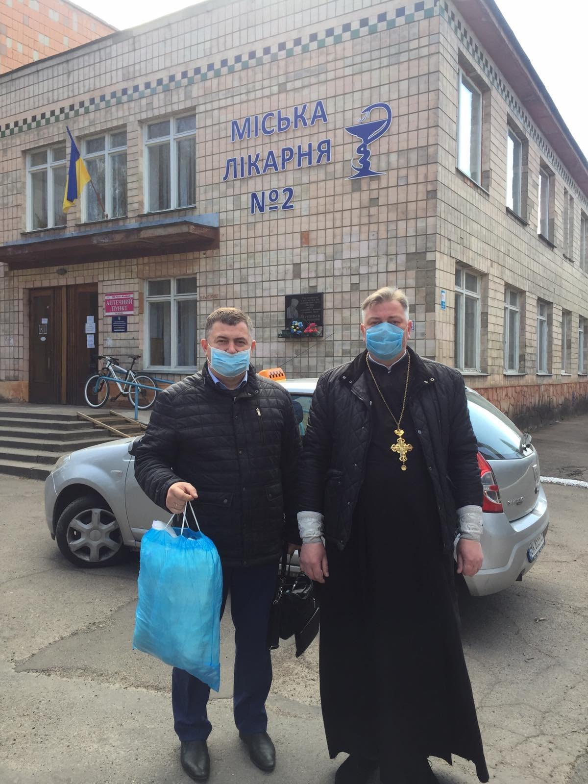 У Рівному вчителі, батьки та учні Недільної школи виготовляють засоби захисту для медиків