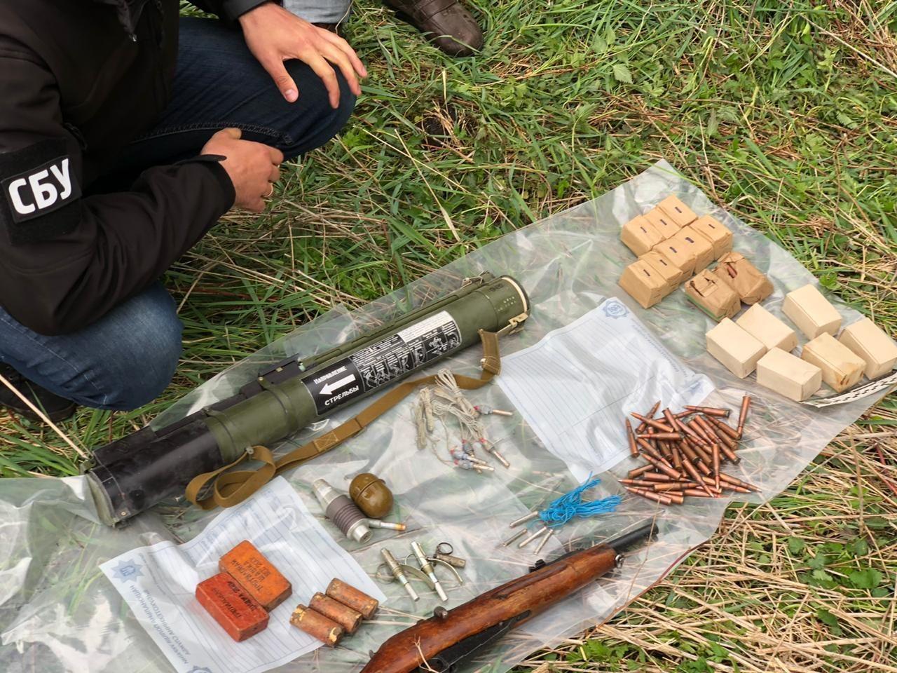 На Рівненщині у нежилому будинку в лісосмузі чоловік зберігав зброю