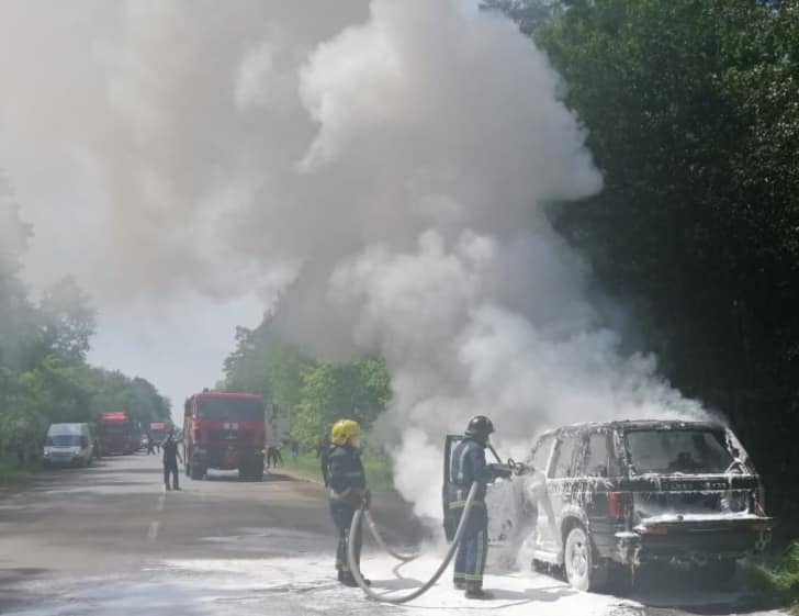 На Костопільщині під час руху загорівся автомобіль На Костопільщині під час руху загорівся автомобіль