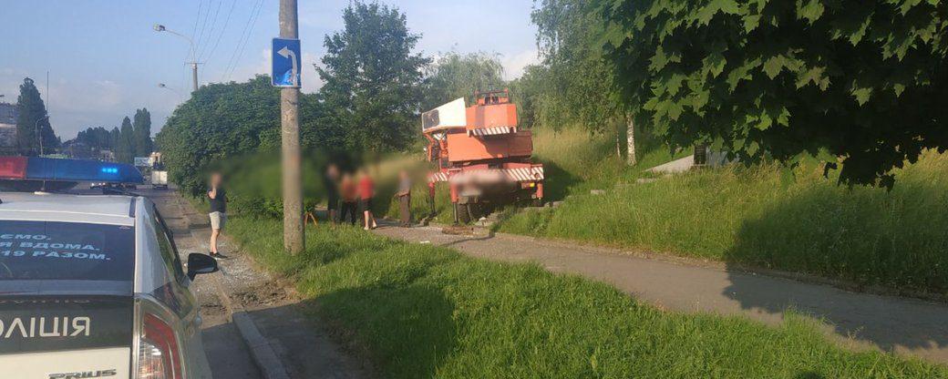 У Рівному автокран виїхав на тротуар