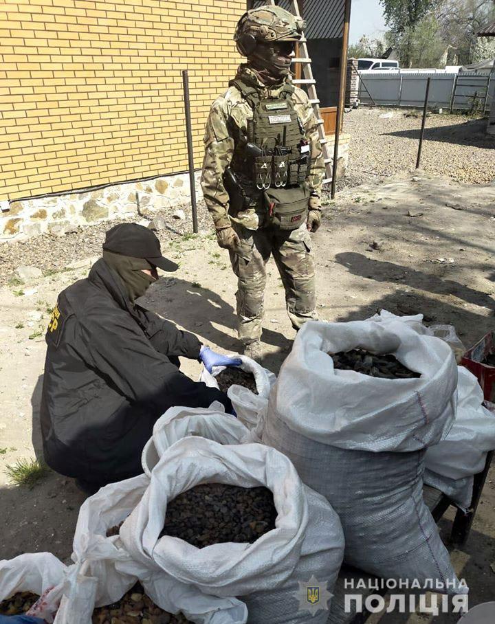 Вчора правоохоронці вилучили майже 100 кілограм «сонячного» каміння