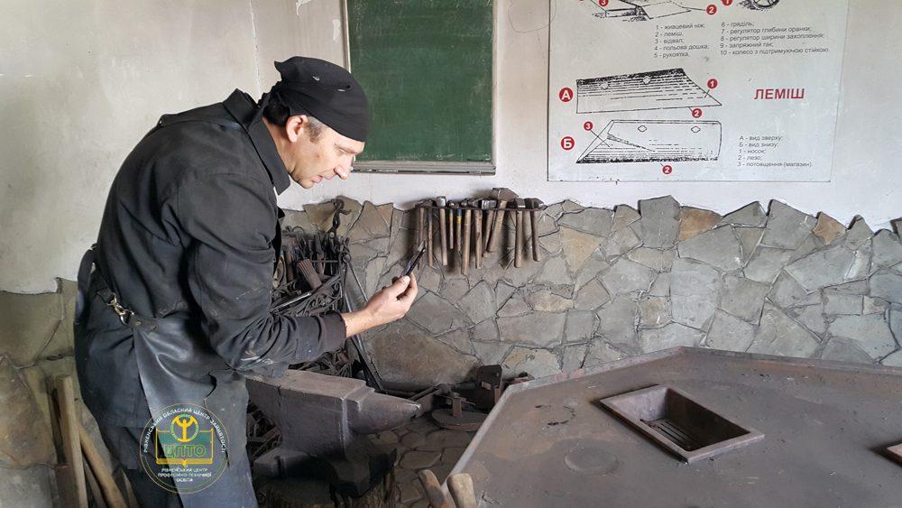 Луганські ковалі навчаються у Рівному дистанційно