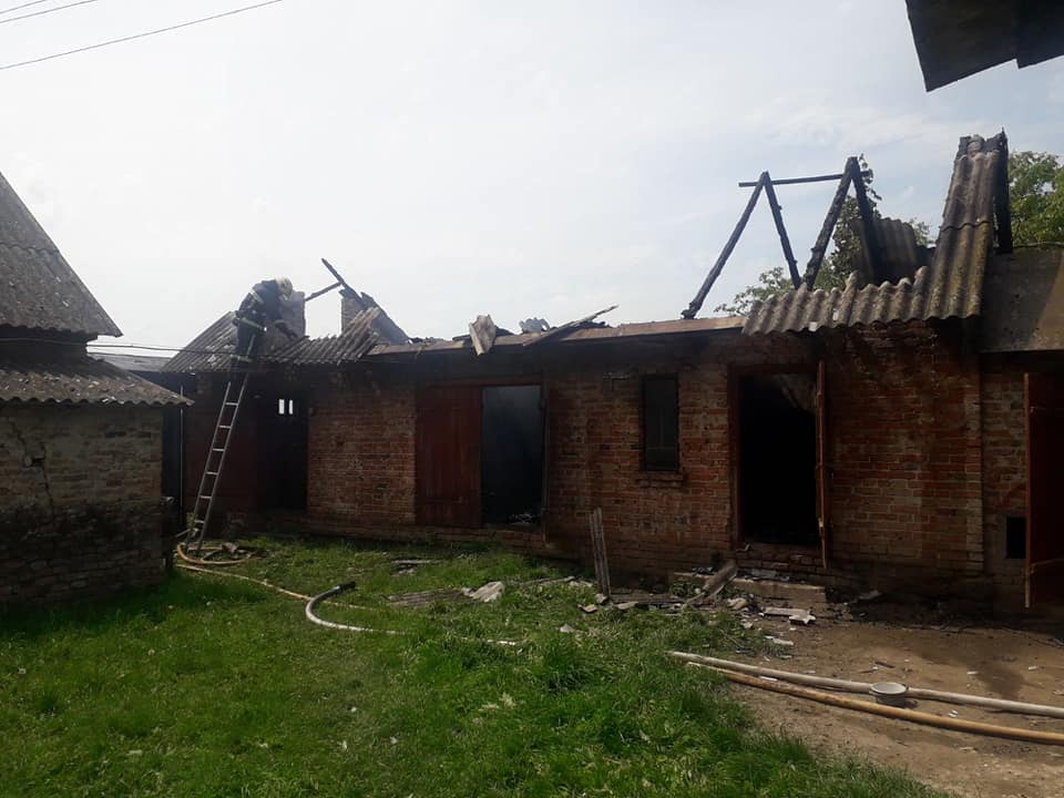 На Демидівщині діти бавилися сірниками, через що мало не згорів будинок
