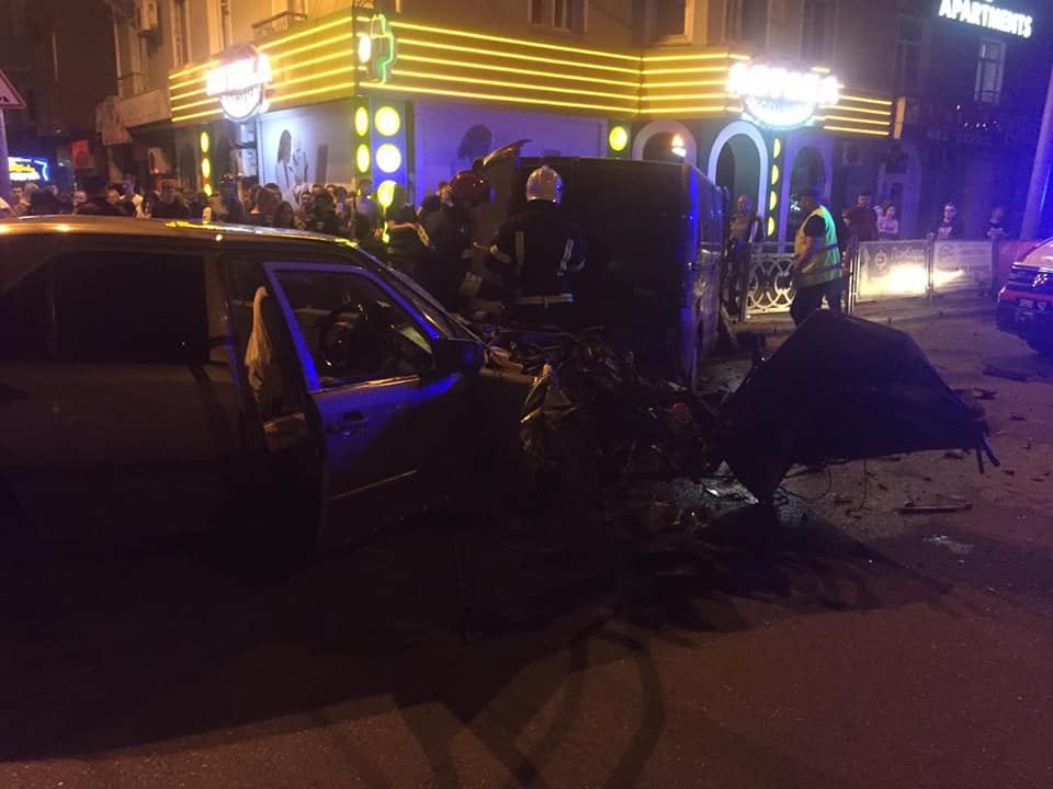 У центрі Рівного вночі зіткнулися дві автівки, є постраждалі