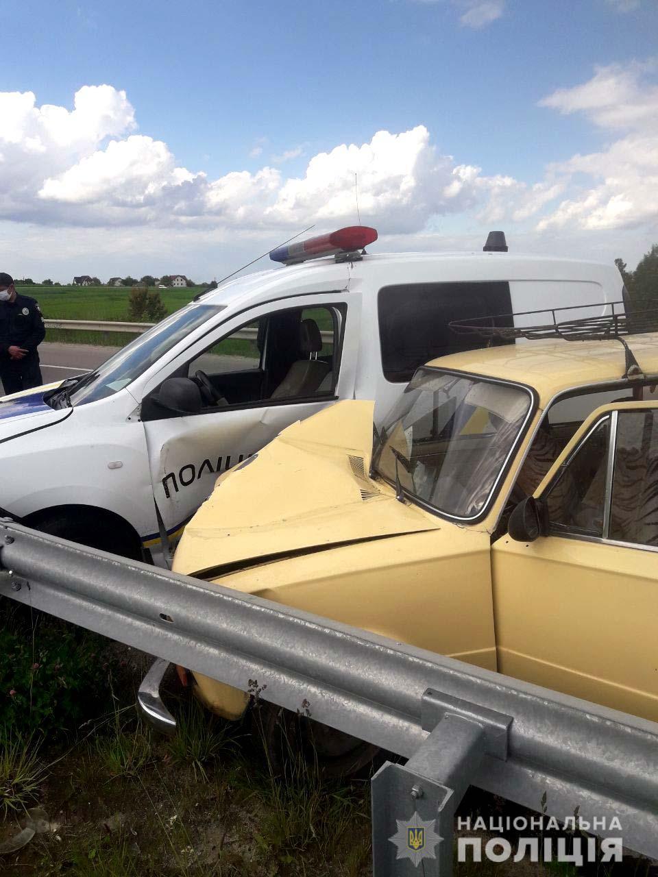 Неподолік Рівного ВАЗівка зіштовхнулася зі службовим авто поліції