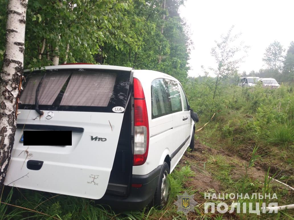 На Рівненщині мікроавтобус злетів у кювет — двоє постраждалих